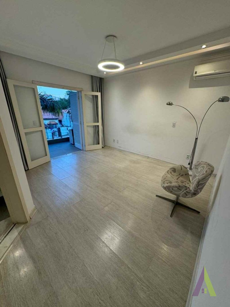  Casa com Piscina em Condomínio Fechado em São Roque! 