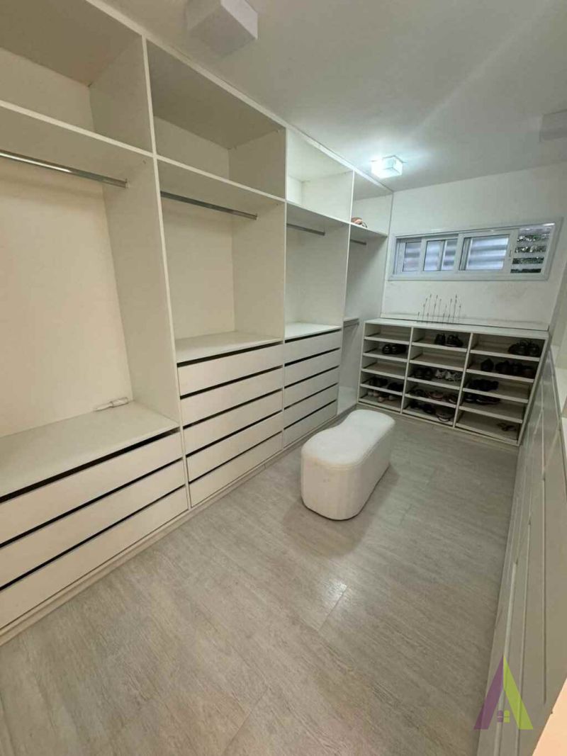  Casa com Piscina em Condomínio Fechado em São Roque! 