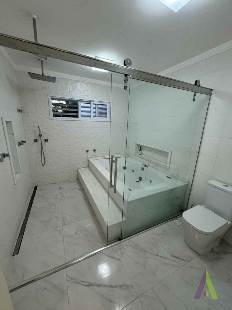  Casa com Piscina em Condomínio Fechado em São Roque! 