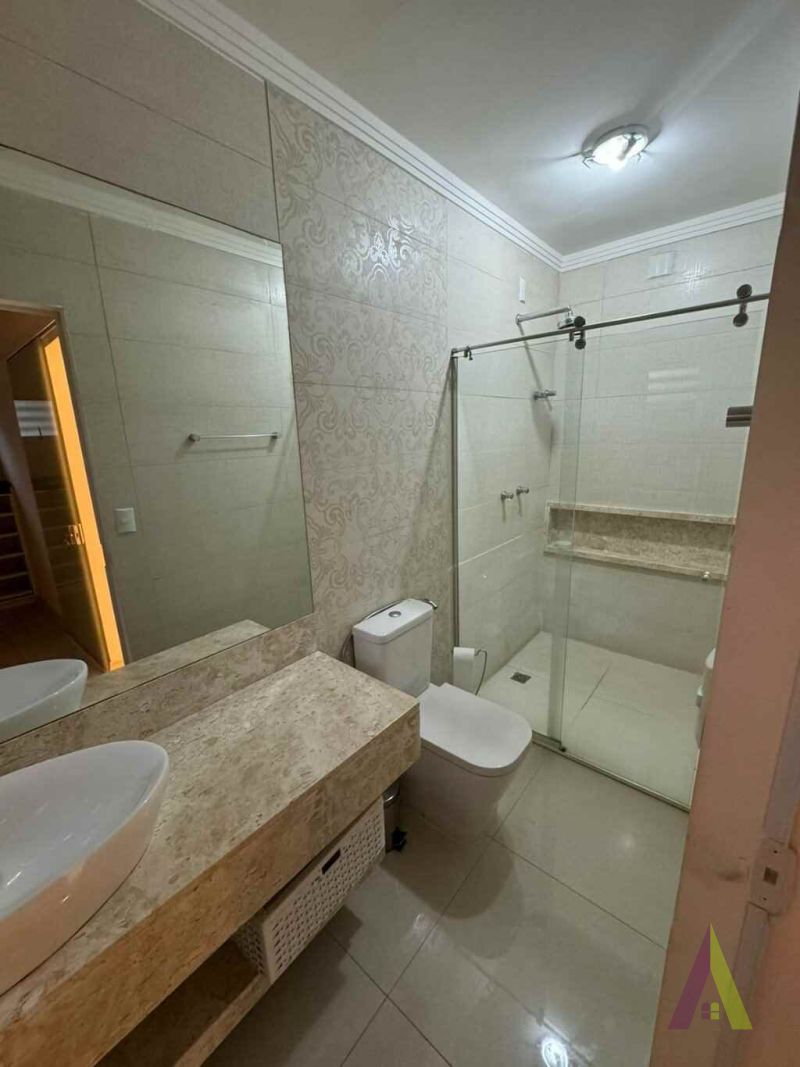  Casa com Piscina em Condomínio Fechado em São Roque! 