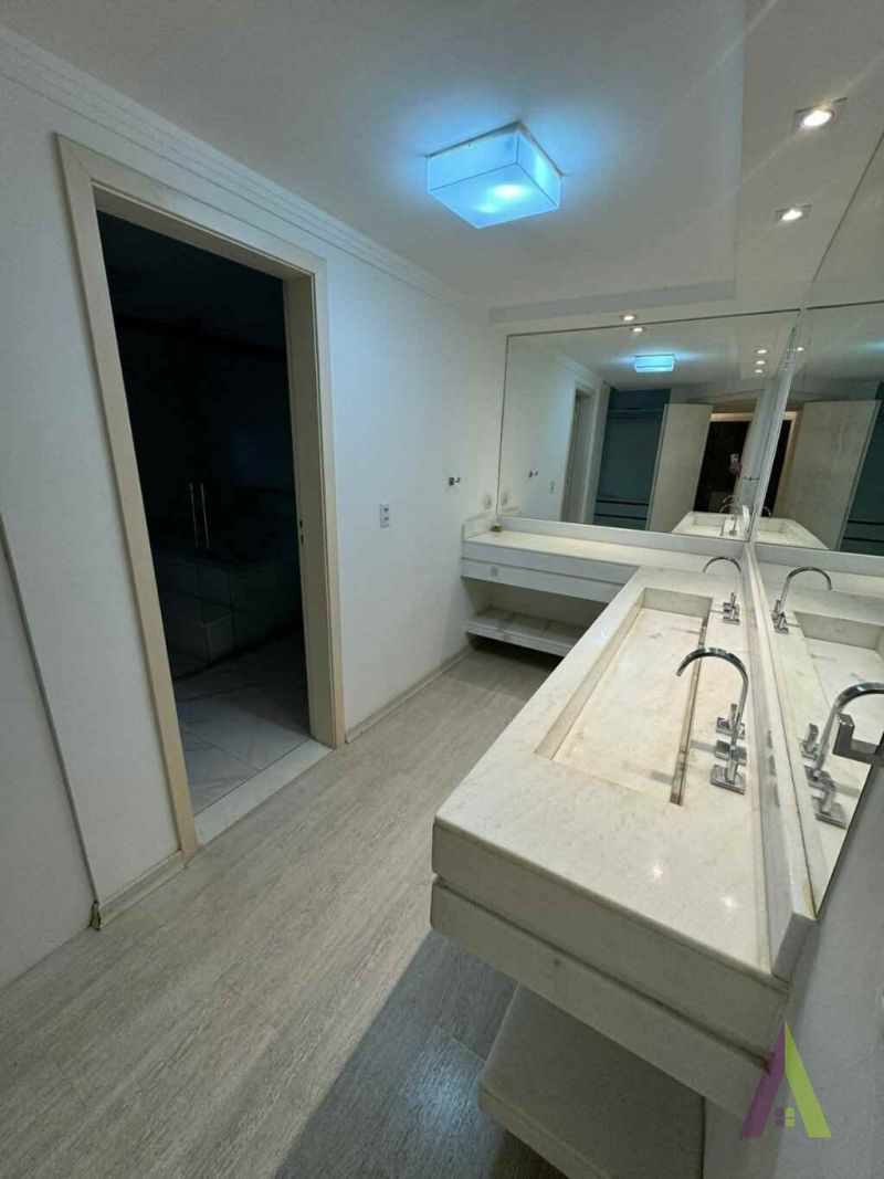  Casa com Piscina em Condomínio Fechado em São Roque! 