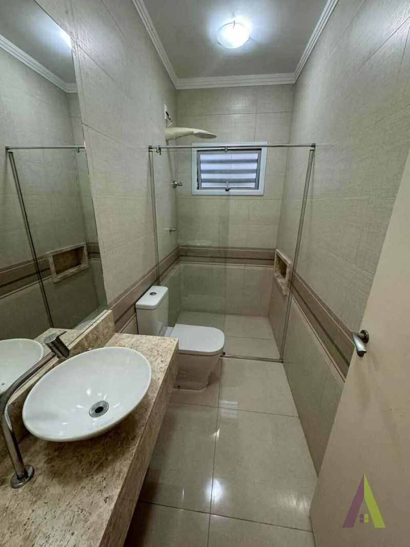  Casa com Piscina em Condomínio Fechado em São Roque! 