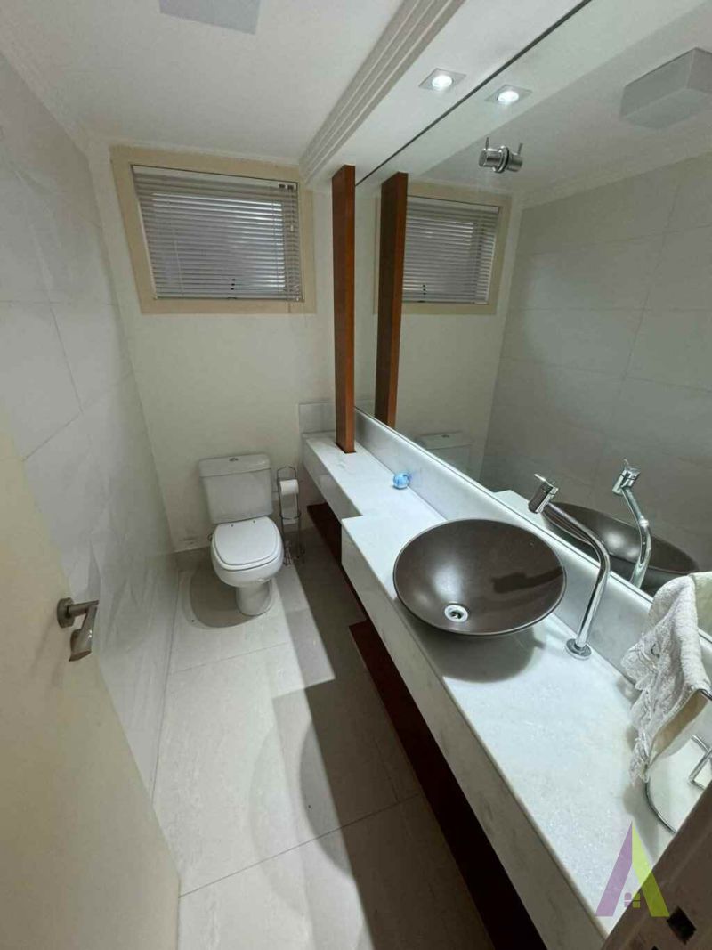  Casa com Piscina em Condomínio Fechado em São Roque! 