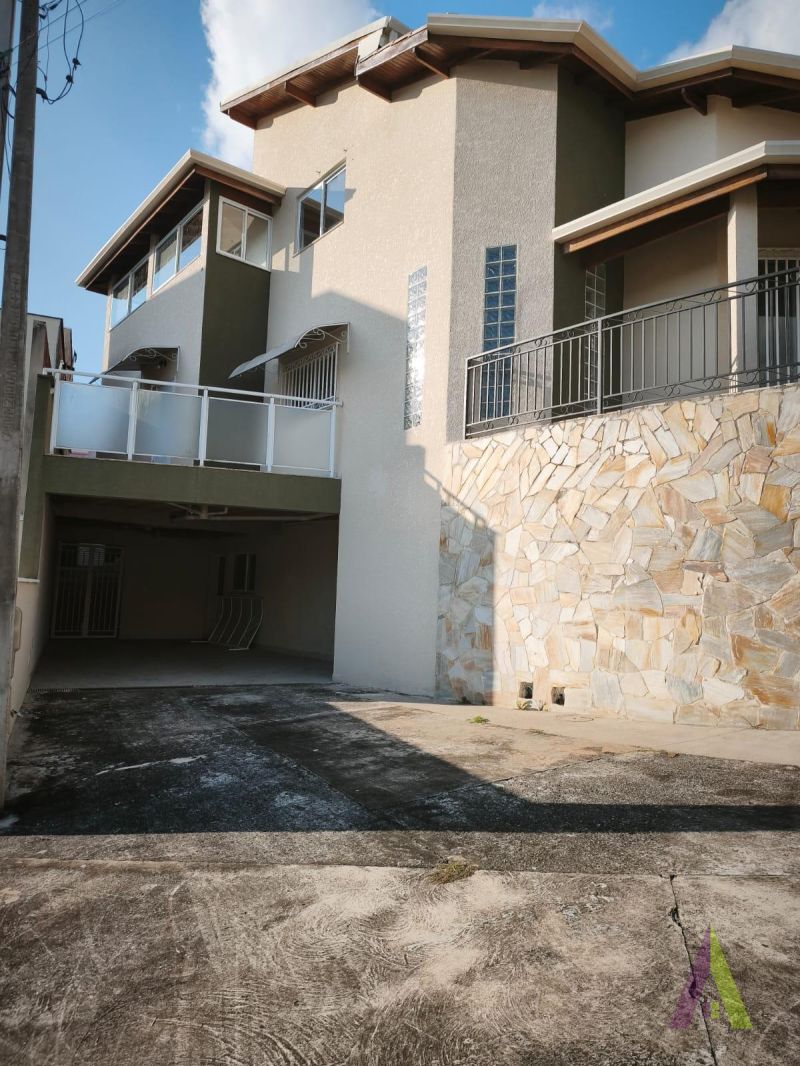 Casa Térrea em Condomínio de Alto Padrão de São Roque!
