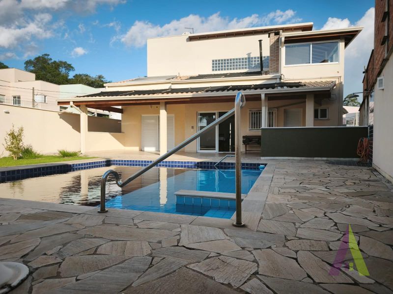 Casa Térrea em Condomínio de Alto Padrão de São Roque!