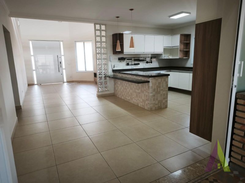 Casa Térrea em Condomínio de Alto Padrão de São Roque!