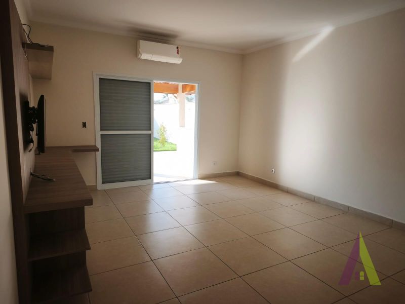 Casa Térrea em Condomínio de Alto Padrão de São Roque!
