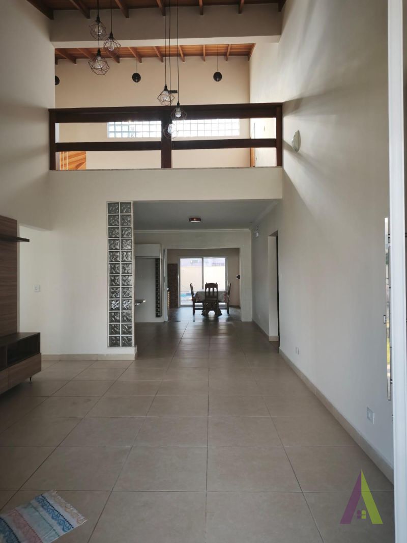 Casa Térrea em Condomínio de Alto Padrão de São Roque!