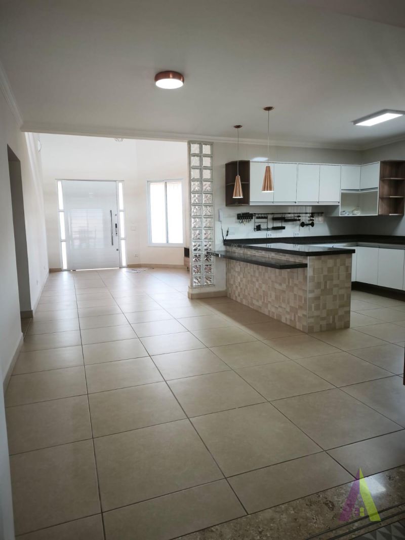 Casa Térrea em Condomínio de Alto Padrão de São Roque!
