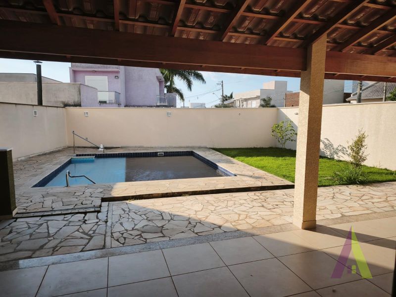 Casa Térrea em Condomínio de Alto Padrão de São Roque!
