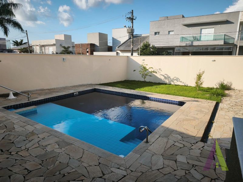 Casa Térrea em Condomínio de Alto Padrão de São Roque!