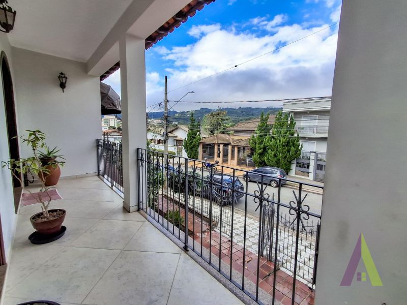 Casa Térrea em Bairro Tradicional  São Roque!