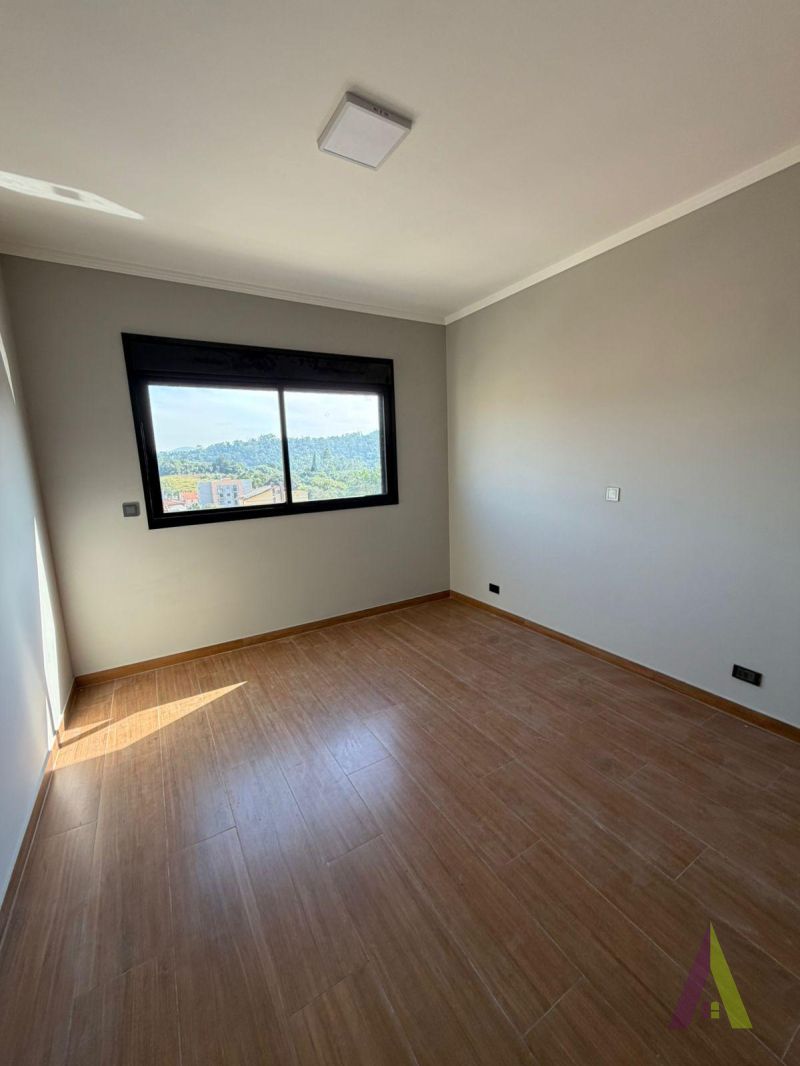 Sobrado com Acabamento de Primeira em São Roque!