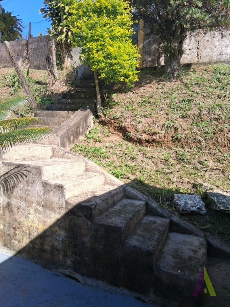 Casa no estilo de uma chácara com 3 quartos e amplo quintal  em São Roque!
