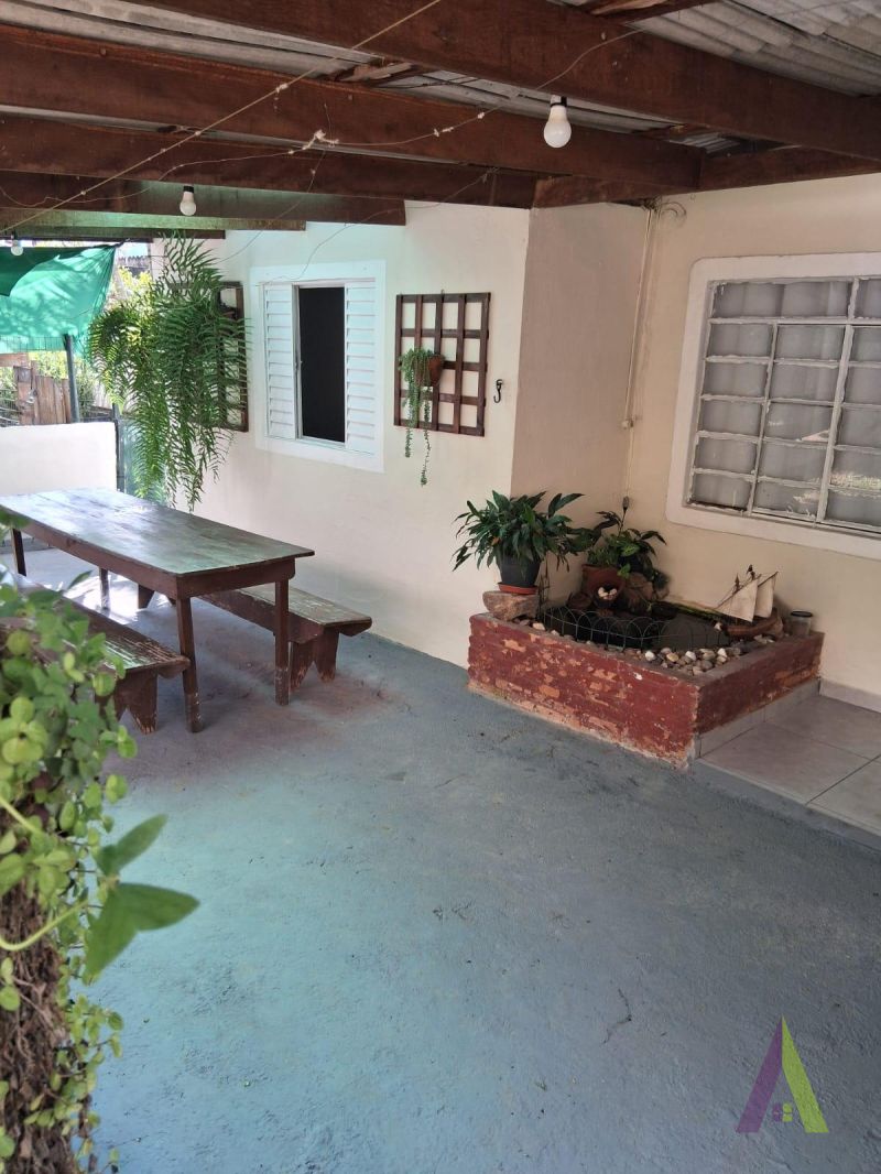 Casa no estilo de uma chácara com 3 quartos e amplo quintal  em São Roque!
