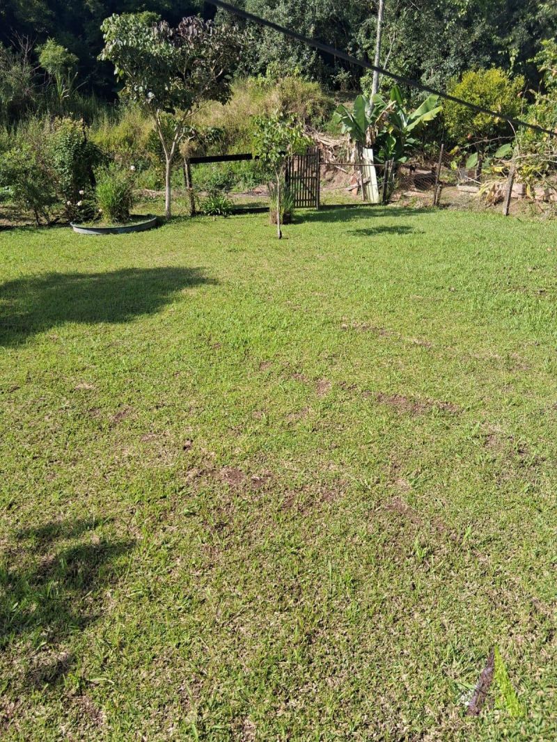 Casa no estilo de uma chácara com 3 quartos e amplo quintal  em São Roque!