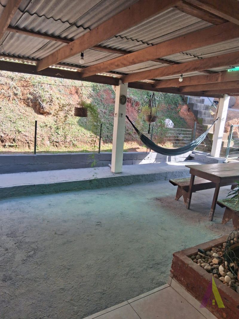 Casa no estilo de uma chácara com 3 quartos e amplo quintal  em São Roque!
