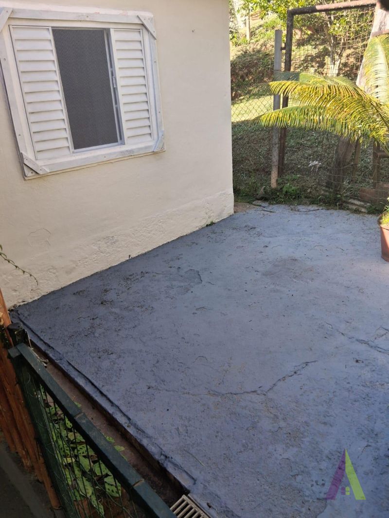Casa no estilo de uma chácara com 3 quartos e amplo quintal  em São Roque!