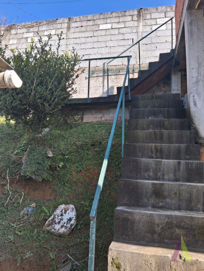 Casa no estilo de uma chácara com 3 quartos e amplo quintal  em São Roque!