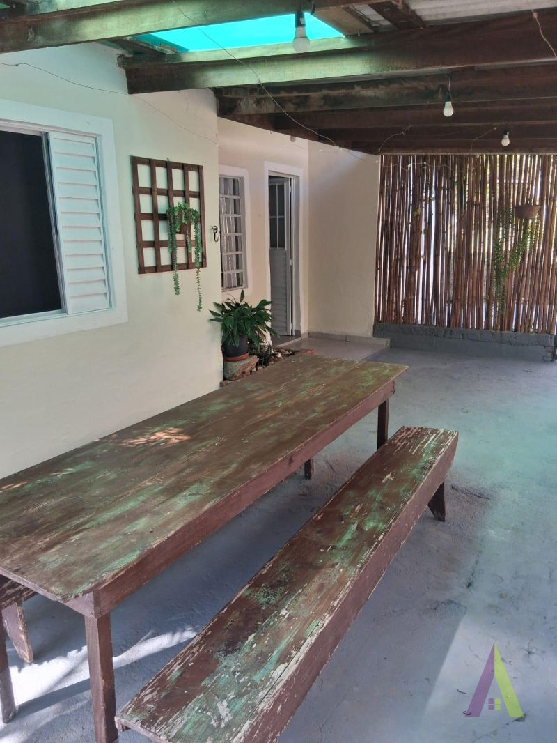 Casa no estilo de uma chácara com 3 quartos e amplo quintal  em São Roque!