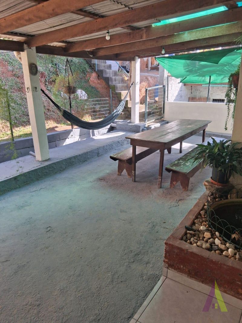 Casa no estilo de uma chácara com 3 quartos e amplo quintal  em São Roque!
