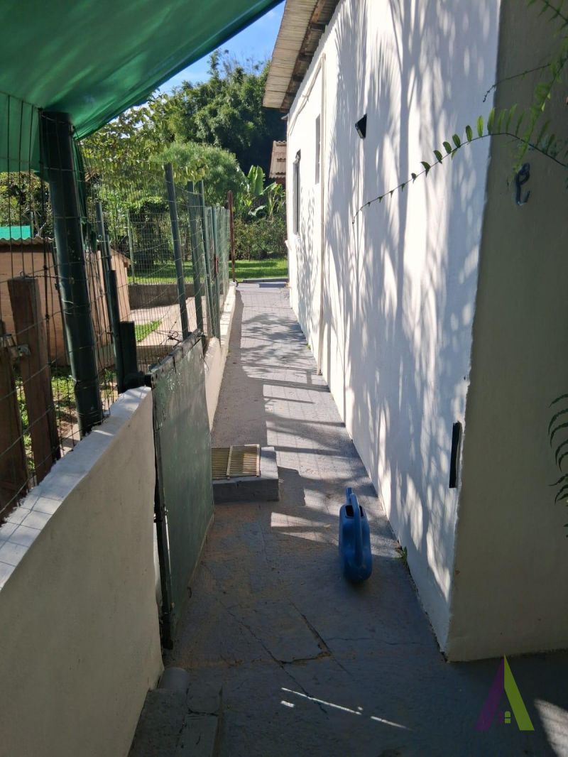 Casa no estilo de uma chácara com 3 quartos e amplo quintal  em São Roque!