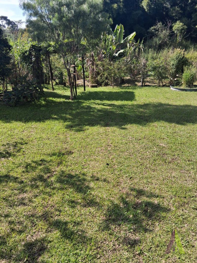 Casa no estilo de uma chácara com 3 quartos e amplo quintal  em São Roque!