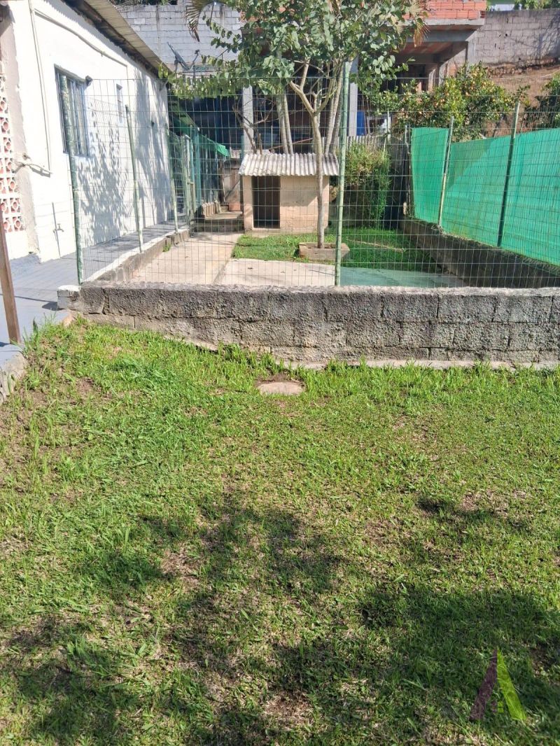 Casa no estilo de uma chácara com 3 quartos e amplo quintal  em São Roque!