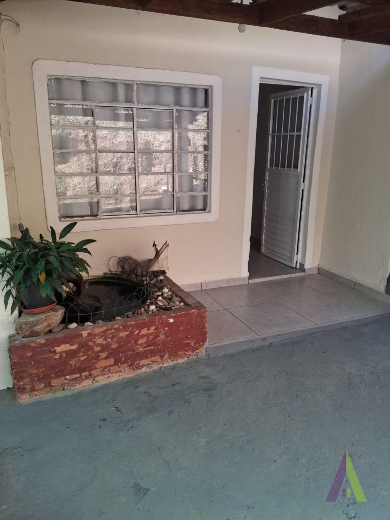 Casa no estilo de uma chácara com 3 quartos e amplo quintal  em São Roque!