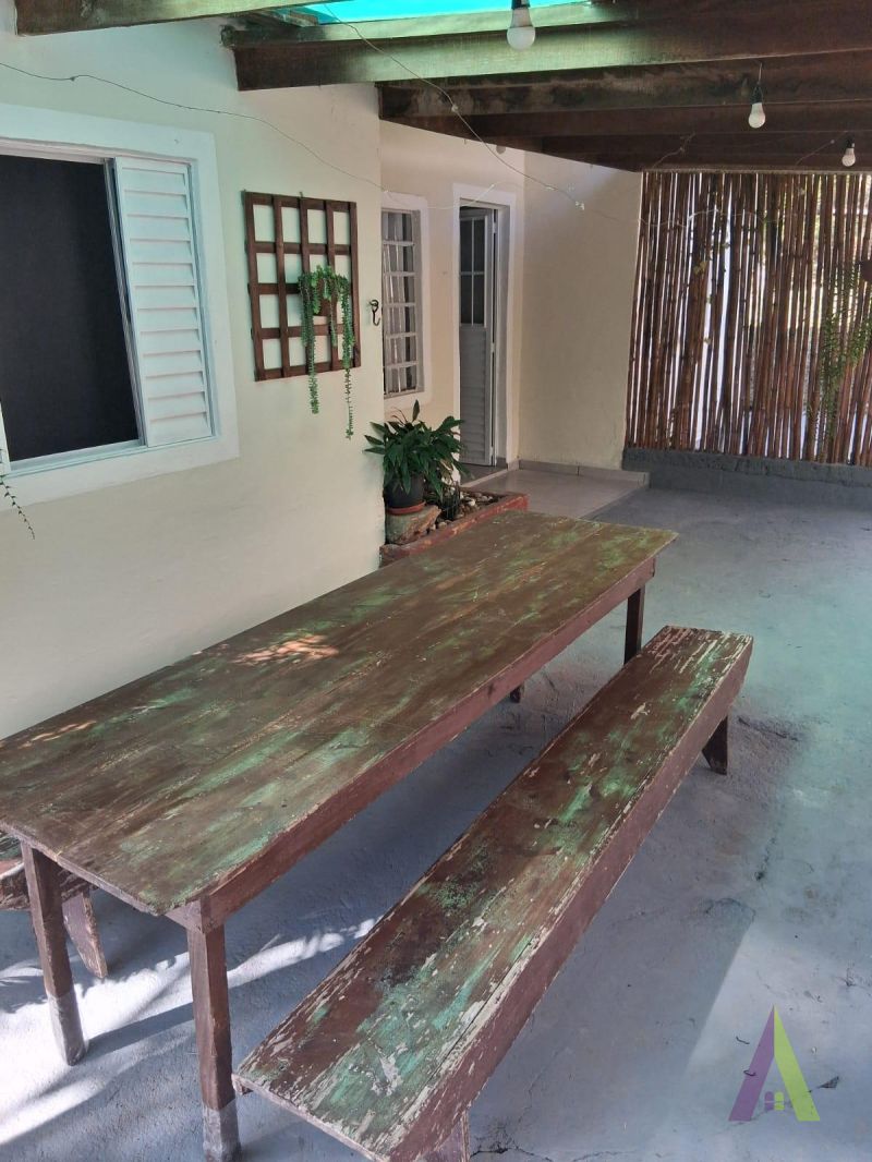 Casa no estilo de uma chácara com 3 quartos e amplo quintal  em São Roque!