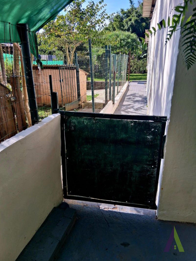Casa no estilo de uma chácara com 3 quartos e amplo quintal  em São Roque!