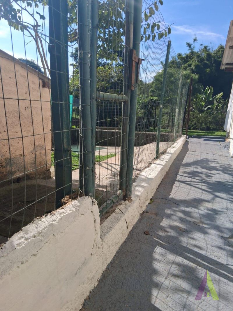 Casa no estilo de uma chácara com 3 quartos e amplo quintal  em São Roque!