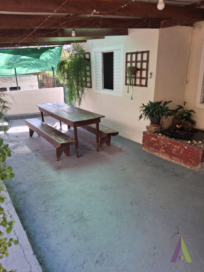 Casa no estilo de uma chácara com 3 quartos e amplo quintal  em São Roque!
