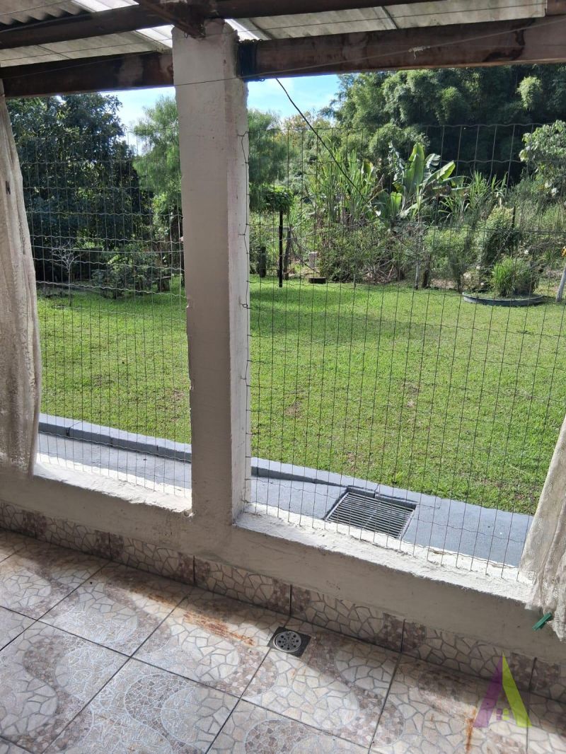 Casa no estilo de uma chácara com 3 quartos e amplo quintal  em São Roque!