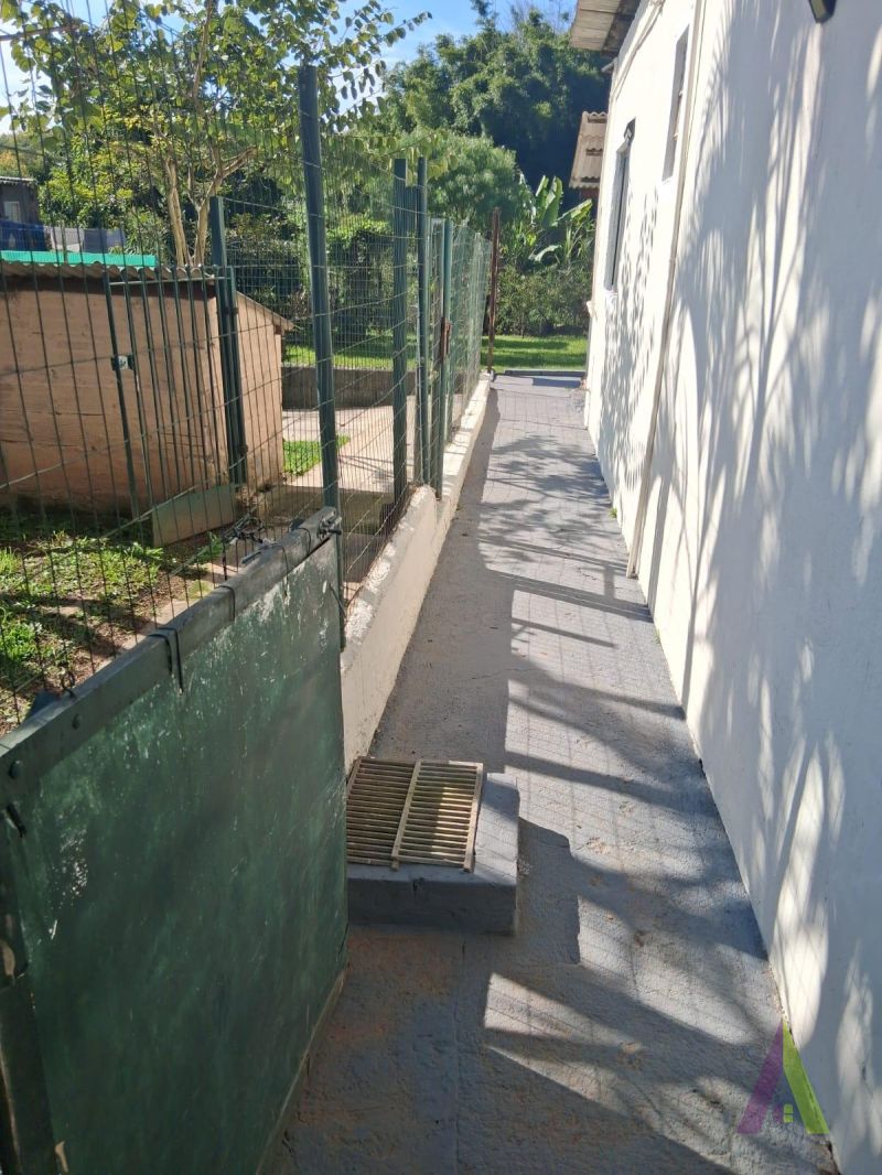 Casa no estilo de uma chácara com 3 quartos e amplo quintal  em São Roque!