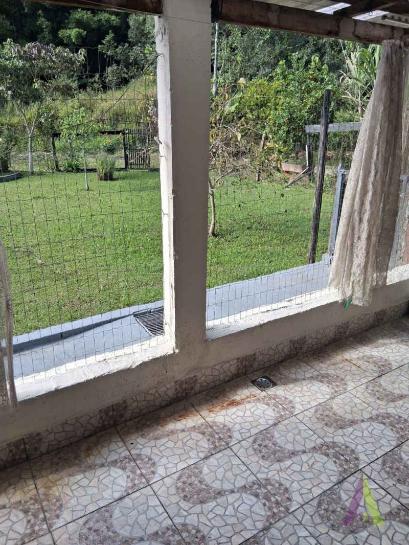 Casa no estilo de uma chácara com 3 quartos e amplo quintal  em São Roque!