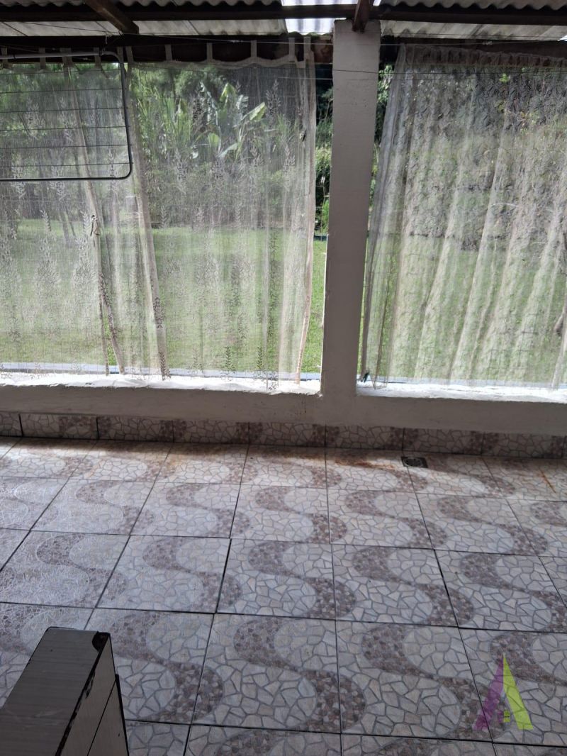 Casa no estilo de uma chácara com 3 quartos e amplo quintal  em São Roque!