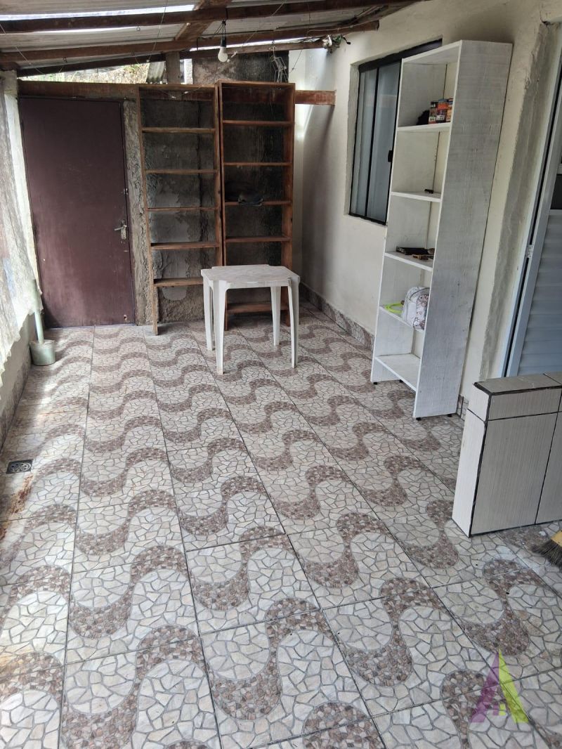 Casa no estilo de uma chácara com 3 quartos e amplo quintal  em São Roque!