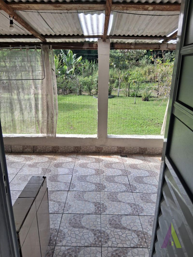 Casa no estilo de uma chácara com 3 quartos e amplo quintal  em São Roque!