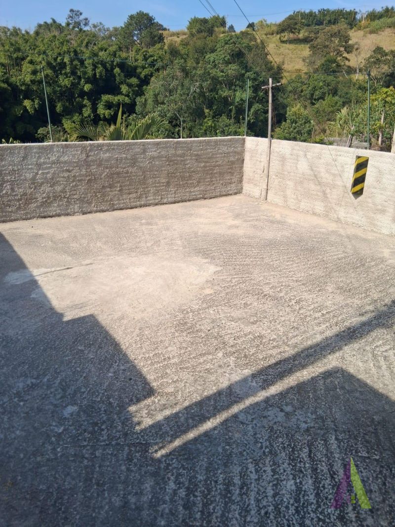 Casa no estilo de uma chácara com 3 quartos e amplo quintal  em São Roque!