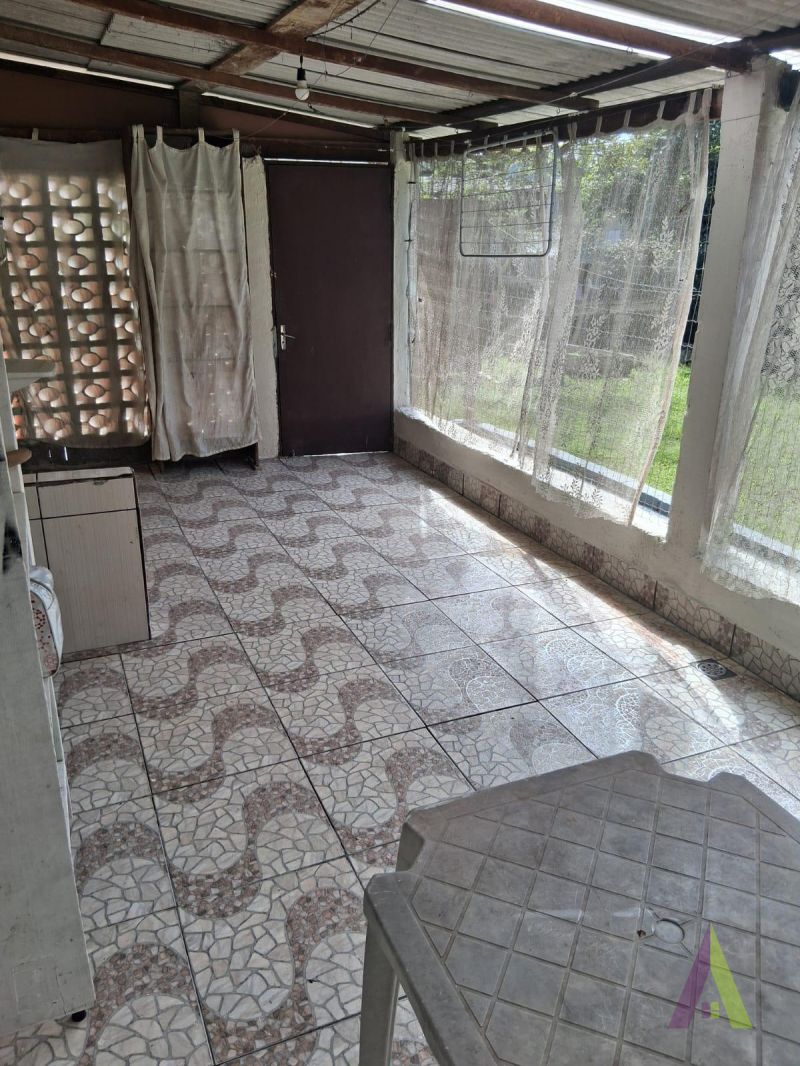 Casa no estilo de uma chácara com 3 quartos e amplo quintal  em São Roque!