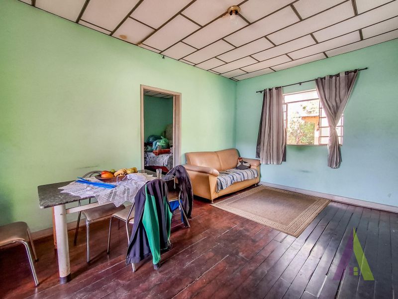 Casa no centro ao lado da marginal em São Roque!