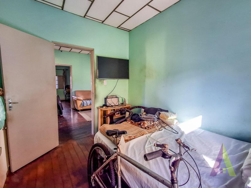 Casa no centro ao lado da marginal em São Roque!