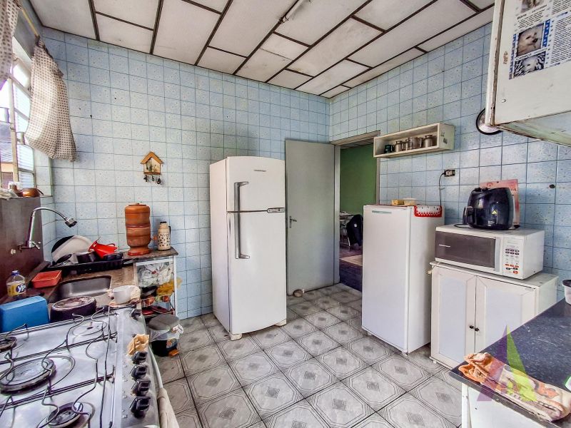 Casa no centro ao lado da marginal em São Roque!