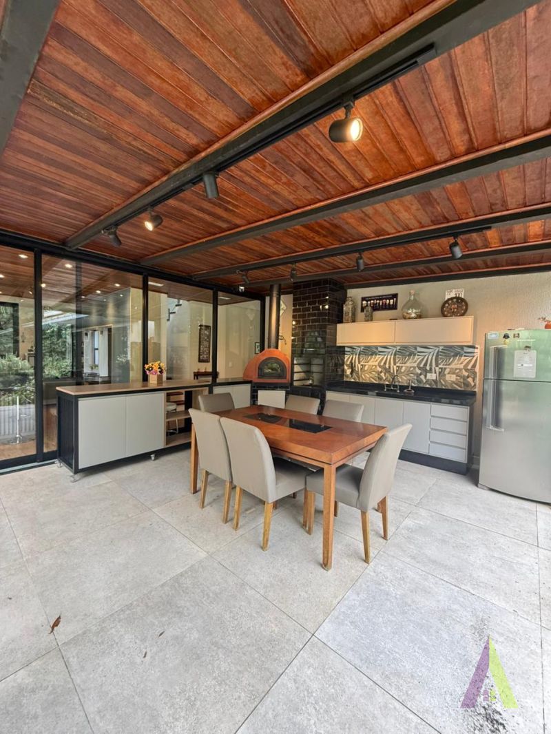 Casa Alto Padrão em Condomínio Fechado de São Roque!
