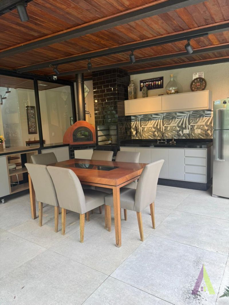 Casa Alto Padrão em Condomínio Fechado de São Roque!