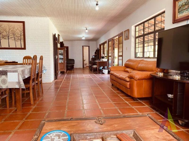 Sitio com 3 Casas e Lago em São Roque!