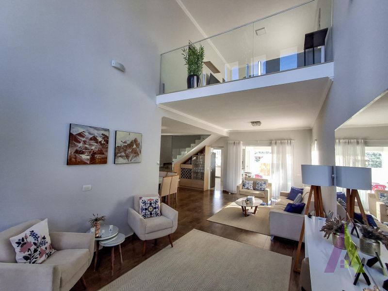 Casa em condomínio com piscina e área gourmet em São Roque!
