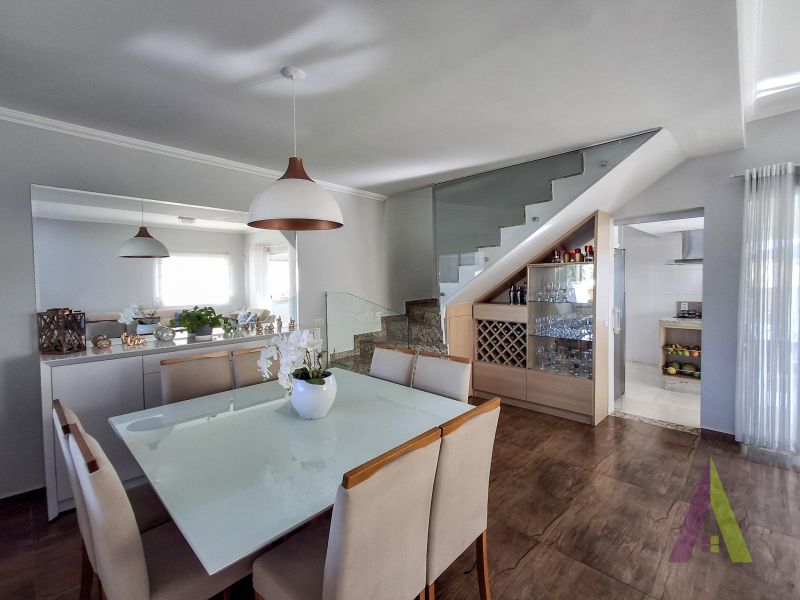 Casa em condomínio com piscina e área gourmet em São Roque!