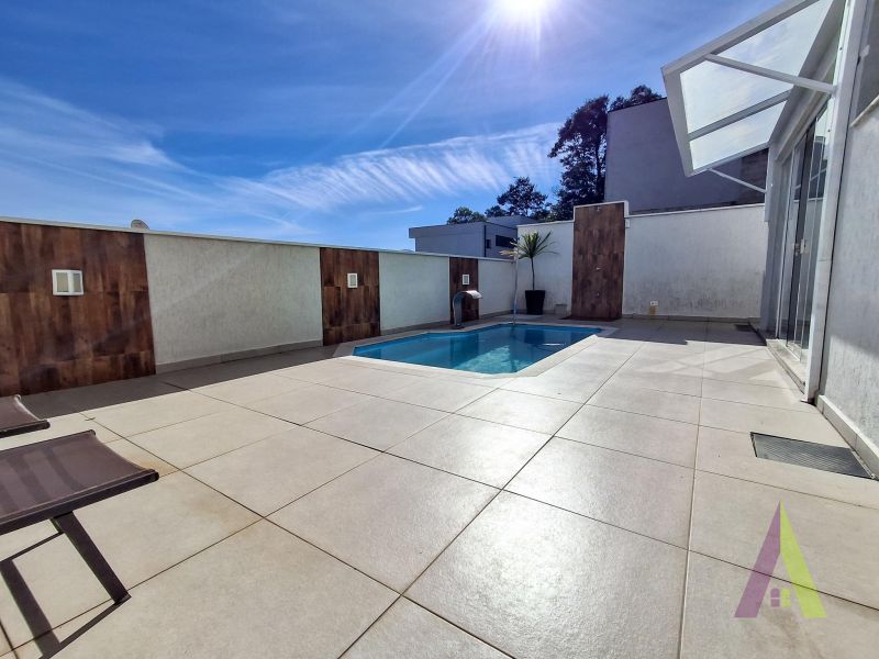 Casa em condomínio com piscina e área gourmet em São Roque!